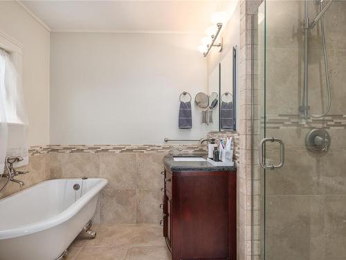521 Larch St, Nanaimo, BC - Indoor Photo Showing Bathroom