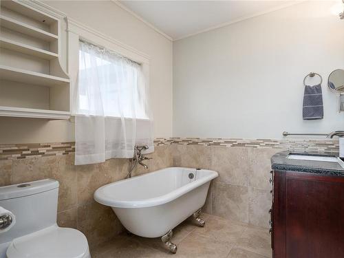 521 Larch St, Nanaimo, BC - Indoor Photo Showing Bathroom