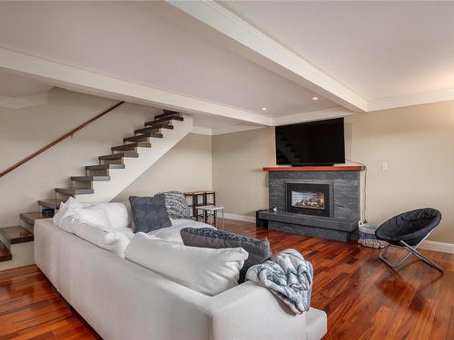 521 Larch St, Nanaimo, BC - Indoor Photo Showing Living Room With Fireplace