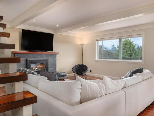 521 Larch St, Nanaimo, BC - Indoor Photo Showing Living Room With Fireplace