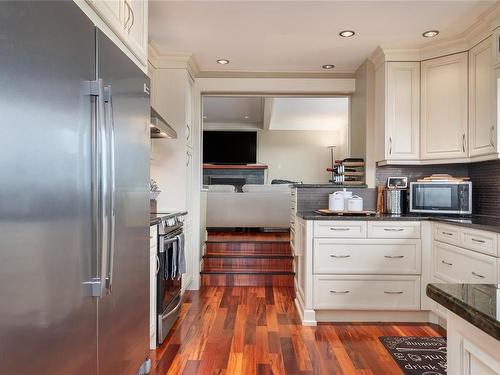 521 Larch St, Nanaimo, BC - Indoor Photo Showing Kitchen