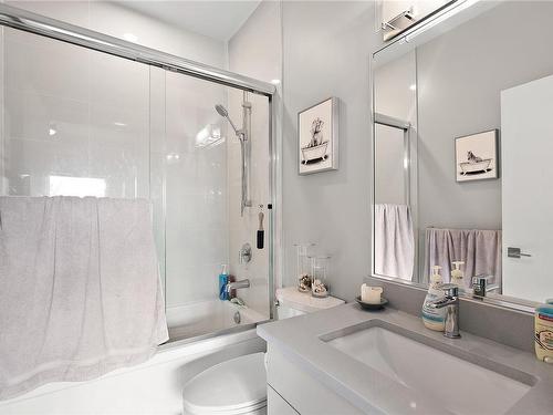 402-280 Island Hwy, View Royal, BC - Indoor Photo Showing Bathroom