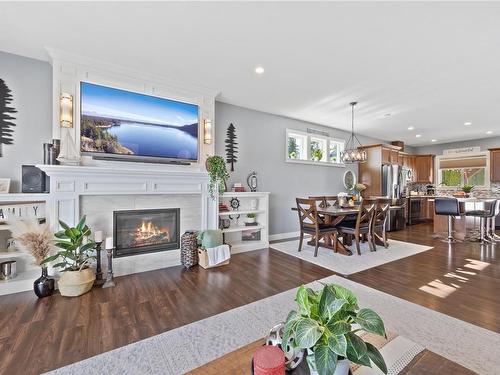 985 Timberline Dr, Campbell River, BC - Indoor Photo Showing Living Room With Fireplace