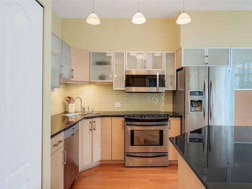 501-845 Yates St, Victoria, BC - Indoor Photo Showing Kitchen With Double Sink With Upgraded Kitchen