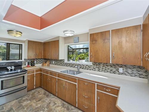 4701 Wilson Rd, Duncan, BC - Indoor Photo Showing Kitchen With Double Sink