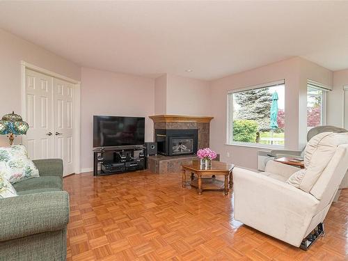 547 Fairways Pl, Cobble Hill, BC - Indoor Photo Showing Living Room With Fireplace