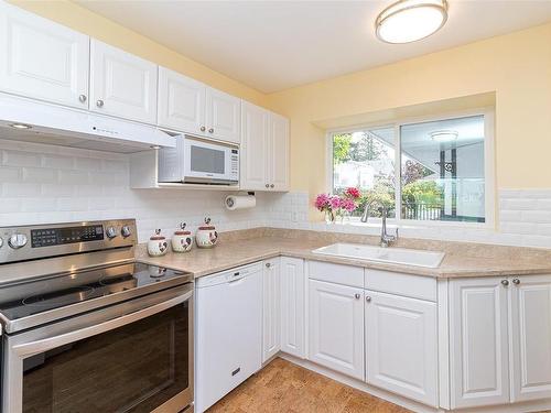 547 Fairways Pl, Cobble Hill, BC - Indoor Photo Showing Kitchen