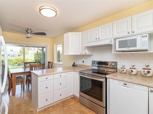 547 Fairways Pl, Cobble Hill, BC - Indoor Photo Showing Kitchen