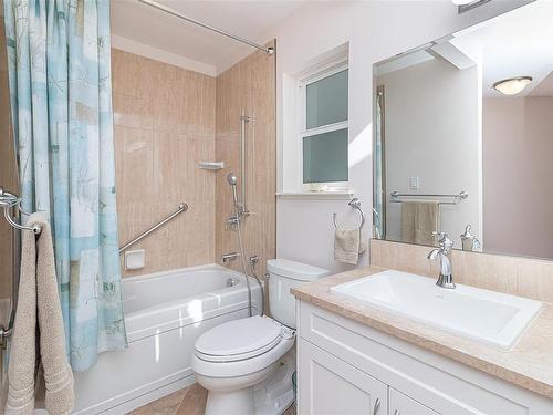 547 Fairways Pl, Cobble Hill, BC - Indoor Photo Showing Bathroom