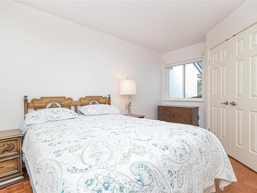 547 Fairways Pl, Cobble Hill, BC - Indoor Photo Showing Bedroom