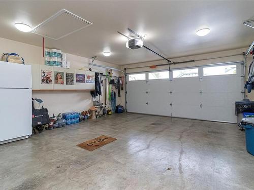 547 Fairways Pl, Cobble Hill, BC - Indoor Photo Showing Garage