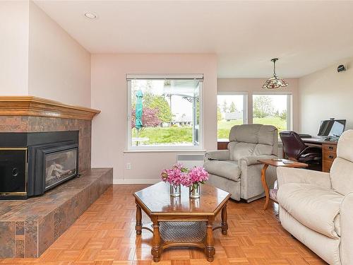 547 Fairways Pl, Cobble Hill, BC - Indoor Photo Showing Living Room With Fireplace