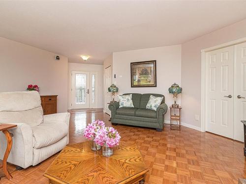 547 Fairways Pl, Cobble Hill, BC - Indoor Photo Showing Living Room