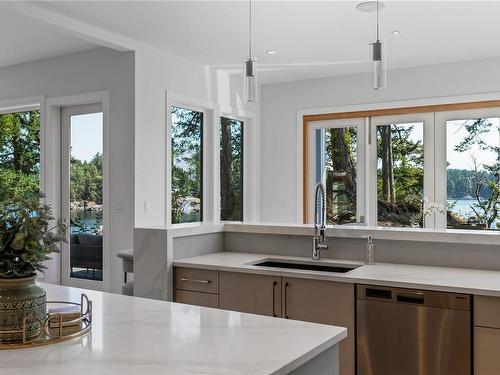 2475 Tryon Rd, North Saanich, BC - Indoor Photo Showing Kitchen