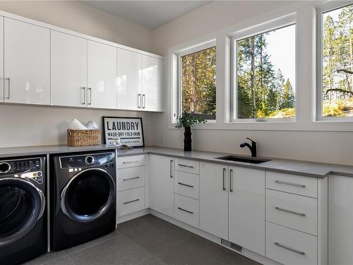 2475 Tryon Rd, North Saanich, BC - Indoor Photo Showing Laundry Room