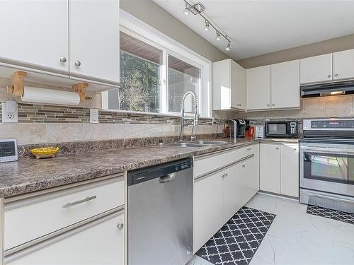 2730 Cedar Heights Cres, Nanaimo, BC - Indoor Photo Showing Kitchen With Double Sink