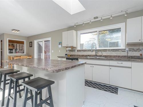 2730 Cedar Heights Cres, Nanaimo, BC - Indoor Photo Showing Kitchen