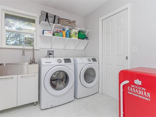2730 Cedar Heights Cres, Nanaimo, BC - Indoor Photo Showing Laundry Room