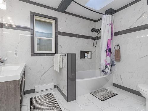 2730 Cedar Heights Cres, Nanaimo, BC - Indoor Photo Showing Bathroom
