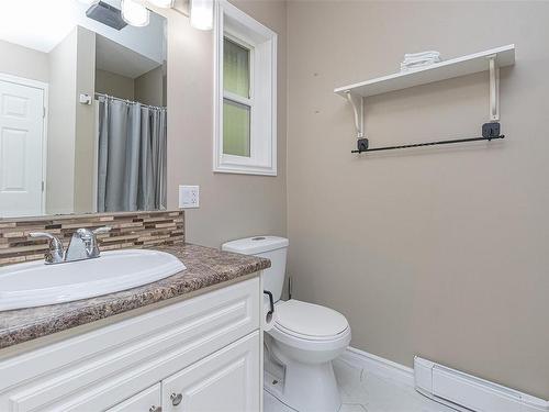 2730 Cedar Heights Cres, Nanaimo, BC - Indoor Photo Showing Bathroom