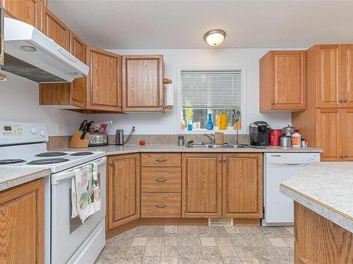 2730 Cedar Heights Cres, Nanaimo, BC - Indoor Photo Showing Kitchen With Double Sink