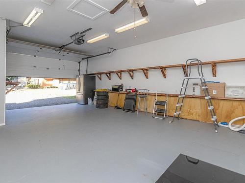 2730 Cedar Heights Cres, Nanaimo, BC - Indoor Photo Showing Garage