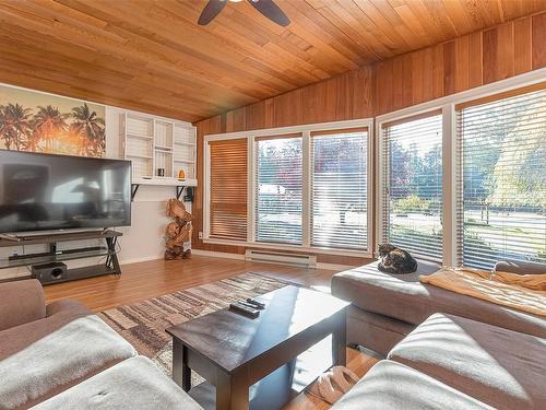 2730 Cedar Heights Cres, Nanaimo, BC - Indoor Photo Showing Living Room