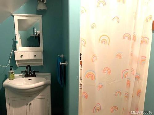 5016 Richardson Rd, Port Alberni, BC - Indoor Photo Showing Bathroom