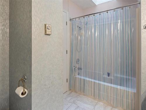 10978 Cedar Lane, North Saanich, BC - Indoor Photo Showing Bathroom