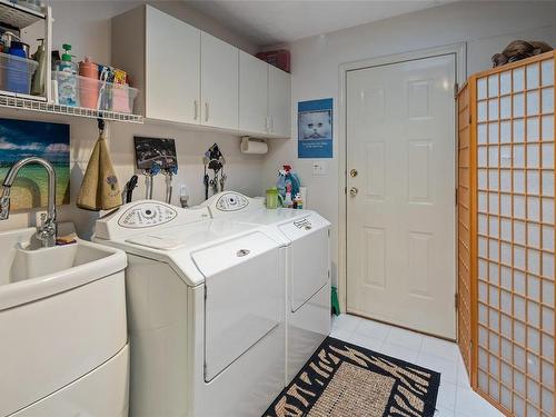 10978 Cedar Lane, North Saanich, BC - Indoor Photo Showing Laundry Room