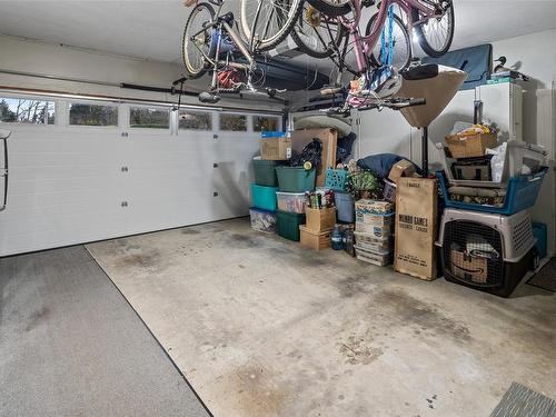 10978 Cedar Lane, North Saanich, BC - Indoor Photo Showing Garage