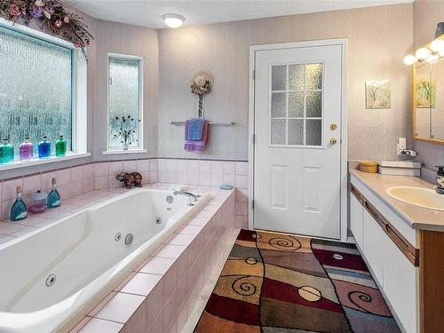 10978 Cedar Lane, North Saanich, BC - Indoor Photo Showing Bathroom