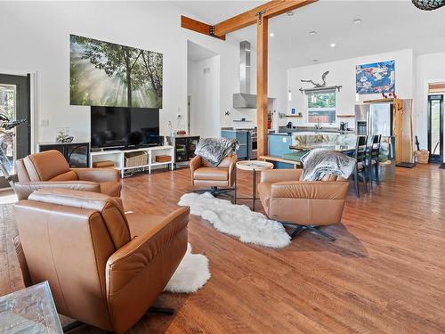 875 Elina Rd, Ucluelet, BC - Indoor Photo Showing Living Room
