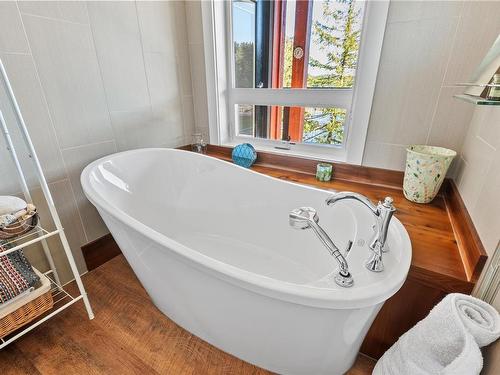 875 Elina Rd, Ucluelet, BC - Indoor Photo Showing Bathroom