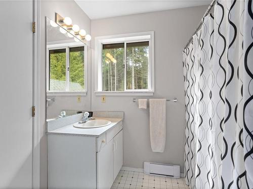 6380 Phantom Rd, Lantzville, BC - Indoor Photo Showing Bathroom