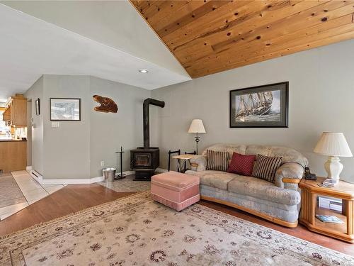 6380 Phantom Rd, Lantzville, BC - Indoor Photo Showing Living Room