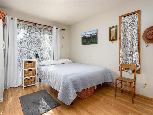 3355 Egremont Rd, Cumberland, BC - Indoor Photo Showing Bedroom