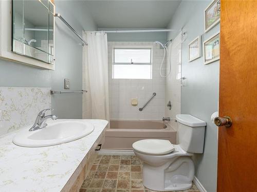 1159 Cumberland Rd, Courtenay, BC - Indoor Photo Showing Bathroom