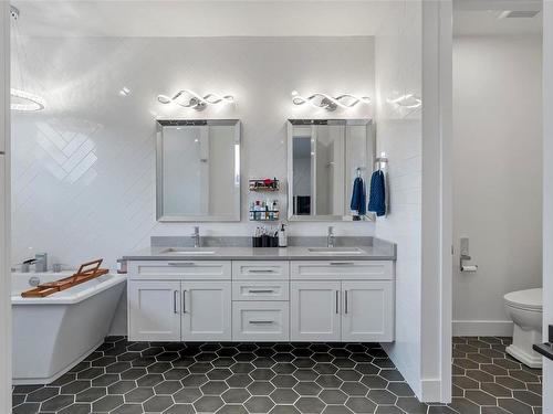 152 Crease Ave, Saanich, BC - Indoor Photo Showing Bathroom