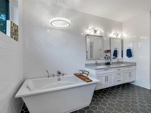 152 Crease Ave, Saanich, BC - Indoor Photo Showing Bathroom