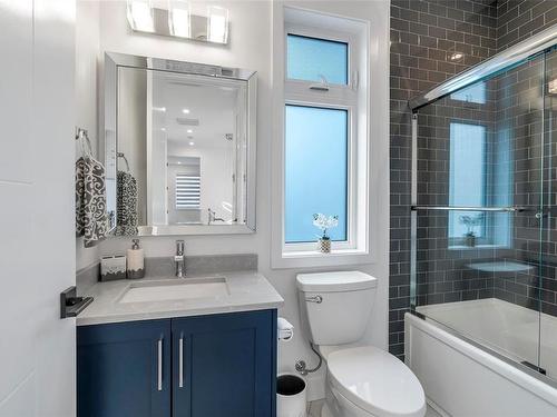 152 Crease Ave, Saanich, BC - Indoor Photo Showing Bathroom