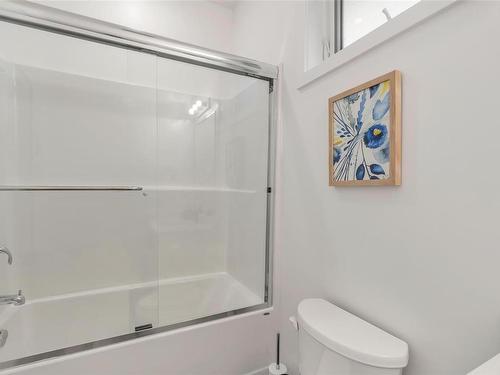 152 Crease Ave, Saanich, BC - Indoor Photo Showing Bathroom