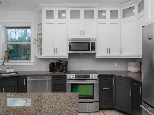 6310 Karen Pl, Port Alberni, BC - Indoor Photo Showing Kitchen With Stainless Steel Kitchen With Upgraded Kitchen