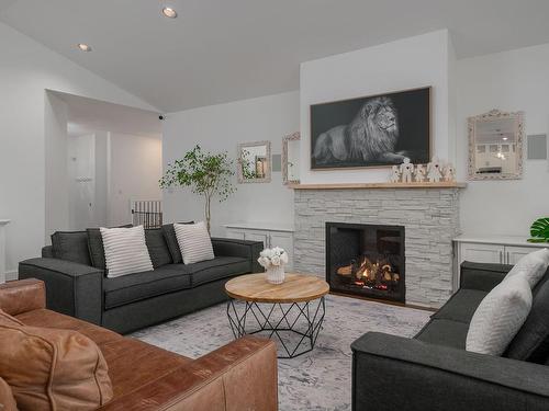 6310 Karen Pl, Port Alberni, BC - Indoor Photo Showing Living Room With Fireplace
