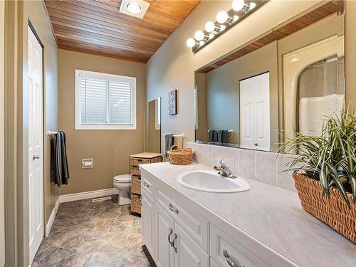 180 Holland Rd, Nanaimo, BC - Indoor Photo Showing Bathroom