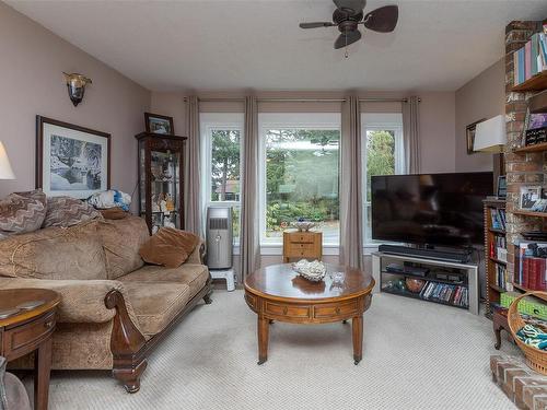 6785 Harwood Dr, Lantzville, BC - Indoor Photo Showing Living Room