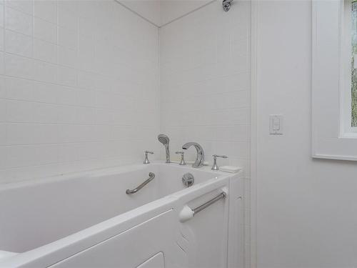 6785 Harwood Dr, Lantzville, BC - Indoor Photo Showing Bathroom
