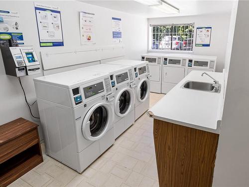 565 Manchester Rd, Victoria, BC - Indoor Photo Showing Laundry Room