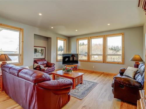 850 Lanqvist Rd, Hyde Creek, BC - Indoor Photo Showing Living Room