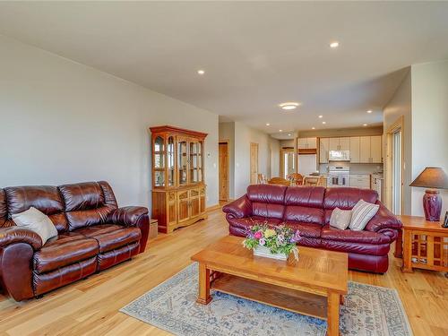 850 Lanqvist Rd, Hyde Creek, BC - Indoor Photo Showing Living Room
